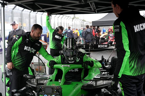 Im neuen Cockpit: Nico Hülkenberg soll im Sauber Aufbauarbeit für das künftige Audi-Team leisten. - © Hasan Bratic/dpa
