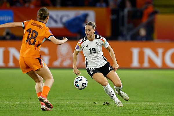 Lob vom Coach: Offensiv zeigte Klara Bühl (r.) ihre Klasse, defensiv eher weniger. - © Toin Damen/dpa