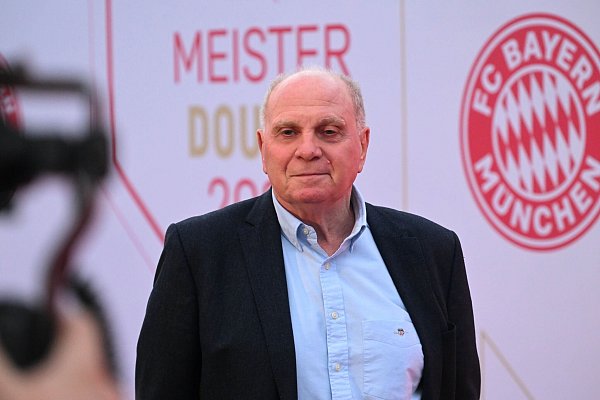 Von Ehrenpräsident Uli Hoeneß gab es mal wieder Klartext. - © Felix Hörhager/dpa