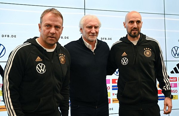 DFB-Direktor Rudi Völler (m) freut sich über die Vertragsverlängerung von Antonio Di Salvo (r). - © Arne Dedert/dpa
