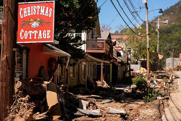 Besonders in North und South Carolina wurden große Teile des Stromnetzes zerstört. - © Mike Stewart/AP/dpa