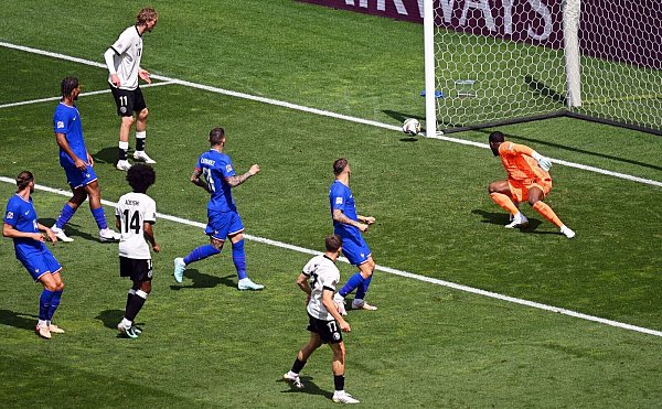 Florian Wirtz (r) im Pech. Sein Schuss prallt an den Pfosten. - © Marijan Murat/dpa