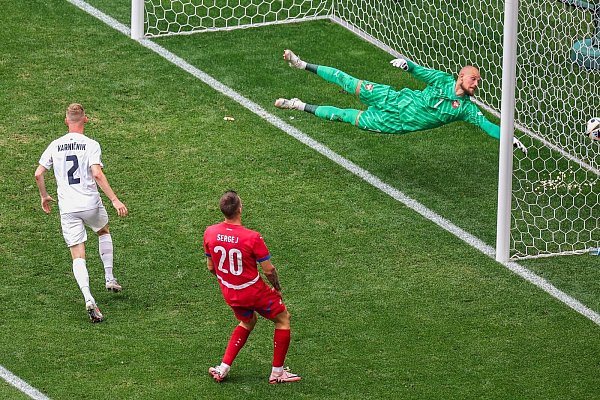 Serbiens Torhüter Predrag Rajkovic kann den Einschlag des Balls zum 0:1 nicht verhindern. - © Daniel Karmann/dpa