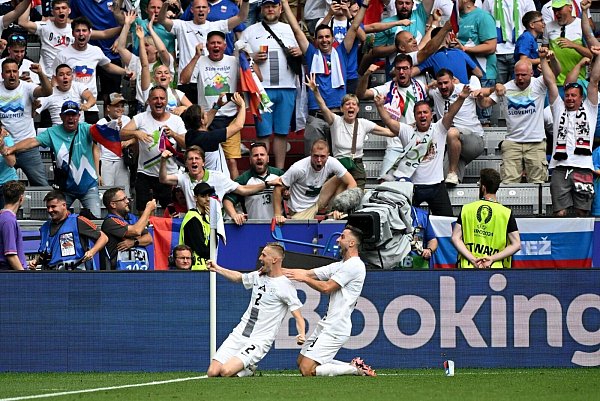 Sloweniens Zan Karnicnik (l) jubelt nach seinem Tor mit Mitspieler Andraz Sporar an der Eckfahne. - © Sven Hoppe/dpa