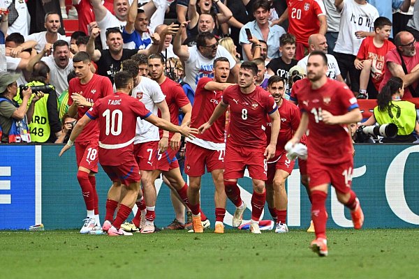 Doch Serbien kam dank eines Lastminutetreffers von Luka Jovic noch zum Ausgleich. - © Peter Kneffel/dpa