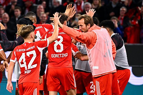 Ein seltenes Bild: Harry Kane im Reservisten-Shirt beim Münchner Torjubel. - © Tom Weller/dpa