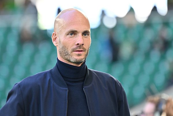 Muss sich nach der vierten Niederlage nacheinander Gedanken machen: Wolfsburgs Trainer Paul Simonis - © Swen Pförtner/dpa
