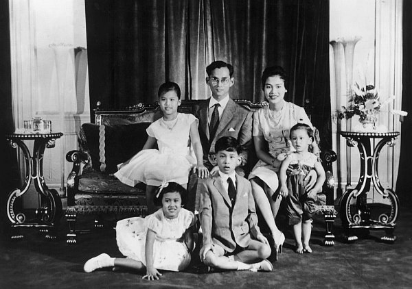 Mit König Bhumibol hatte Sirikit vier Kinder. (Archivbild) - © Royal Household Bureau/dpa