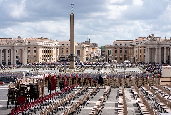 Auf dem Petersplatz laufen die Vorbereitungen für das große Requiem. - © Michael Kappeler/dpa