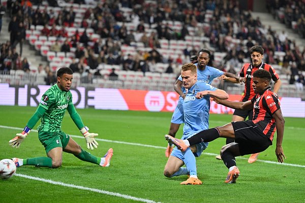 Vor allem in der Anfangsphase lieferten sich beide Teams ein umkämpftes Duell. - © Philippe Magoni/AP/dpa