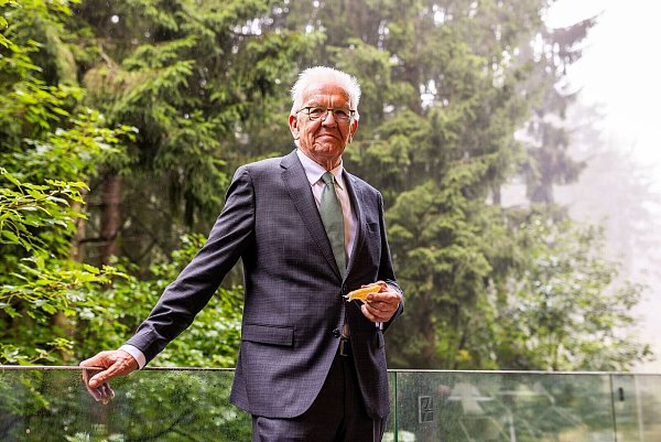 Er hat es in der Hand - Namensgeber Kretschmann mit Bärtierchen-Modell von «Ramazzottius kretschmanni». - © Philipp von Ditfurth/dpa