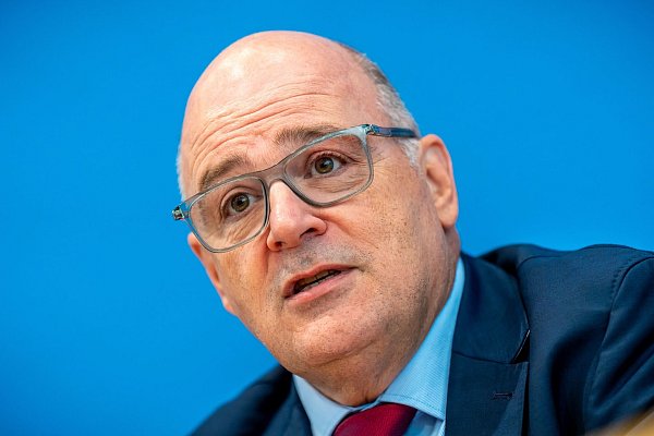 Der Arbeitgeber-Funktionär Kampeter wirft dem Kassenärzte-Chef vor, die Diskussion in eine falsche Richtung zu lenken. - © Michael Kappeler/dpa