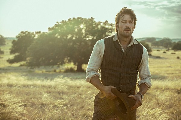 Die Duttons hoffen in «1923» auf die Rückkehr ihres Neffen Spencer (Brandon Sklenar), der sich in Afrika als Löwenjäger durchschlägt. - © ---/Paramount+/dpa