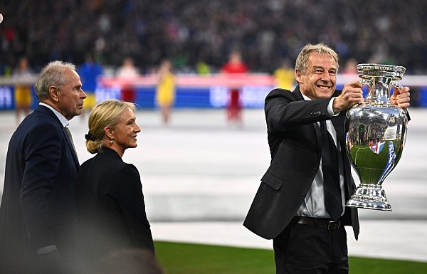 Bernard Dietz, Heidi Beckenbauer, Witwe von Franz Beckenbauer und Jürgen Klinsmann präsentierten den Pokal. - © Tom Weller/dpa