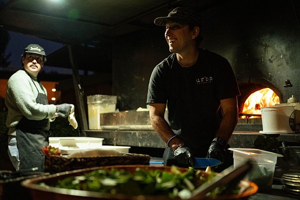 Restaurants verpflegen Helferinnen und Helfer oft gratis. So wie dieser mobile Pizzaofen. - © Maximilian Haupt/dpa