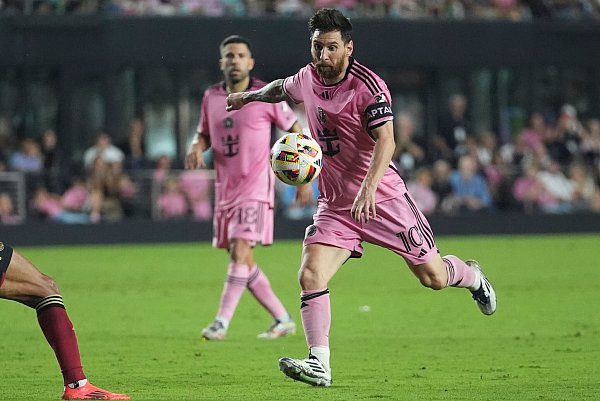 Messi ist der mit Abstand prominenteste Spieler in den USA. - © Lynne Sladky/AP/dpa