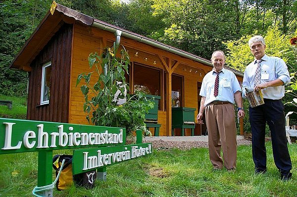 Lehrbienenstands-Organisator Hubert Otto (r.) und Vorsitzender Georg Chytrek eröffneten am Samstag den neuen Lehrbienenstand am Ziegenberg. - © FOTO: LARS AMELER