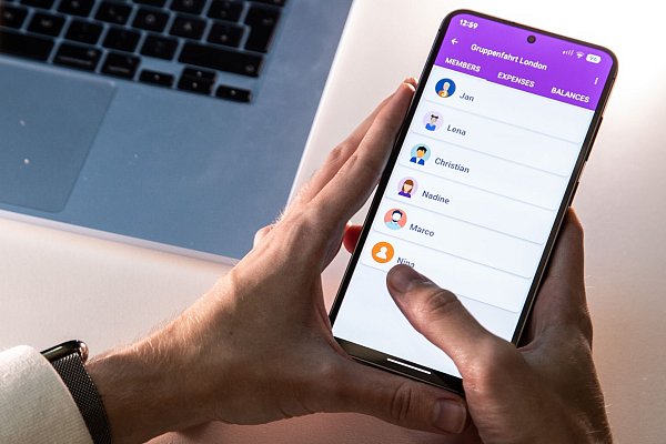Wer war dabei, wer muss mitzahlen? Die App «Split it Easy» hilft dabei. - © Christin Klose/dpa-tmn