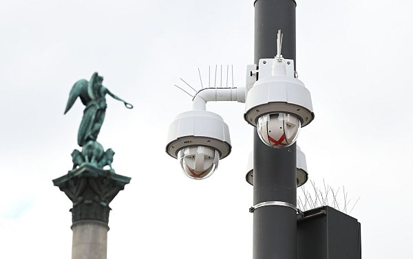 Auch einen Ausbau der Videoüberwachung fordert die Gewerkschaft. (Archivbild) - © Bernd Weißbrod/dpa