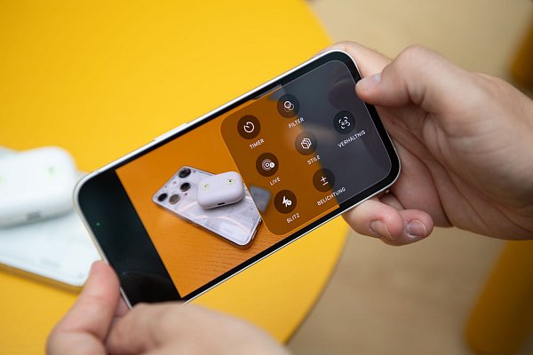 Neu sortiert: Die Kamera-App ist nun übersichtlicher und die wichtigsten Funktionen wurden an neuen Orten gesammelt. - © Nico Tapia/dpa-tmn