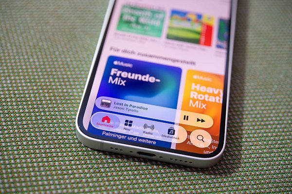 Neu, etwas transparenter, runder und schwebend: Die Benutzeroberfläche von iOS wurde mit Version 26 optisch erneuert. - © Nico Tapia/dpa-tmn