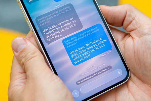 Kein Spanisch? Kein Problem! Mit iOS 26 lassen sich SMS und Nachrichten in iMessage übersetzen. Für Literatur taugt das nicht, aber zum Verstehen reicht es. Außerdem neu in der Nachrichten-App: Hintergrundbilder. - © Nico Tapia/dpa-tmn