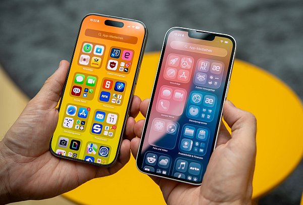 Links «alt», rechts «neu»: iOS 26 erlaubt viele neue Farbeinstellungen für die Menüs - auch transparente App-Icons. - © Nico Tapia/dpa-tmn