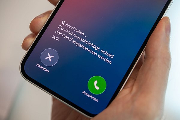 Keine Lust auf Warteschleifenmusik? iOS 26 kann Warteschleifen überwachen und meldet sich, wenn ein Mensch rangeht. - © Nico Tapia/dpa-tmn