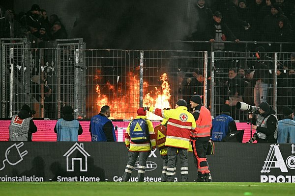 Im Gäste-Block des Kölner Stadions brach am Samstagabend ein Feuer aus. - © Federico Gambarini/dpa