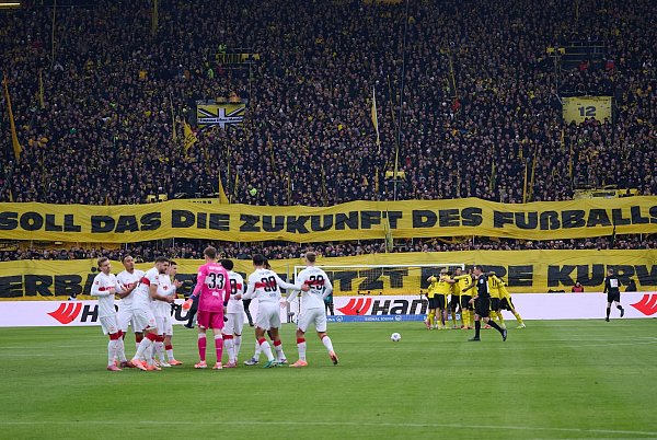 Auch in Dortmund protestierten die Fans: «Soll das die Zukunft des Fußballs sein?» stand auf einem Banner. - © Bernd Thissen/dpa
