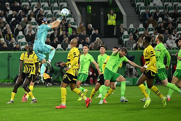Viel los im Wolfsburger Strafraum: Torwart Kamil Grabara hält den Ball. - © Swen Pförtner/dpa