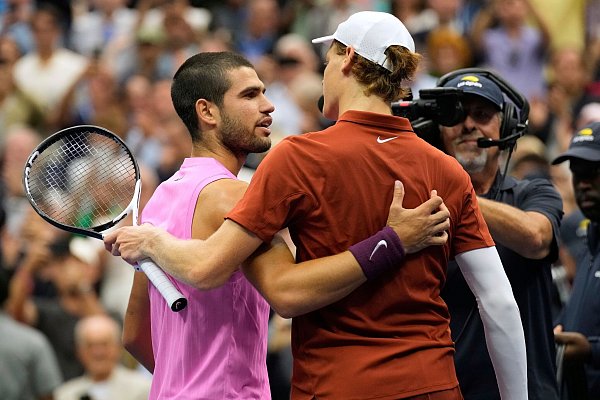 Carlos Alcaraz (l) setzte sich im US-Open-Finale in vier Sätzen gegen Jannik Sinner (r) durch. - © Seth Wenig/AP/dpa