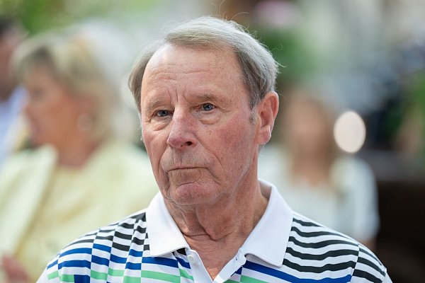 Ex-Borusse Berti Vogts wünscht sich einen neuen Aufschwung. - © Silas Stein/dpa