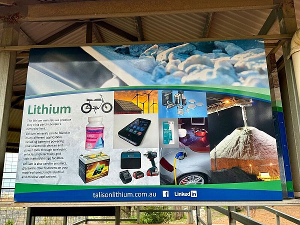 Erklärtafeln am Aussichtspunkt erläutern die Verwendung von Lithium. - © Carola Frentzen/dpa
