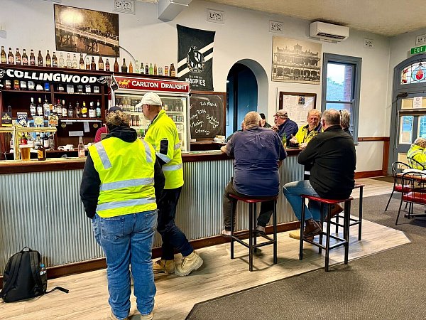 Abends tummeln sich die Minenarbeiter in einem der historischen Pubs. - © Carola Frentzen/dpa