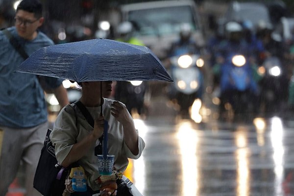 Auch Taiwan erlebte wegen des Tropensturms heftigen Regen. - © Chiang Ying-ying/AP/dpa