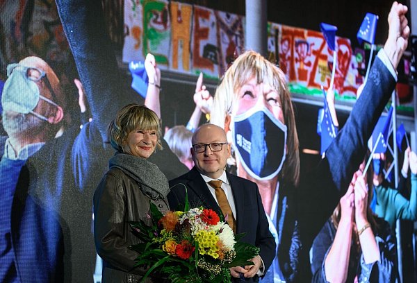 Der Chemnitzer Oberbürgermeister Sven Schulze (SPD) dankt seiner Amtsvorgängerin Barbara Ludwig (SPD), die die Bewerbung von Chemnitz als Kulturhauptstadt Europas auf den Weg gebracht hatte. - © Hendrik Schmidt/dpa