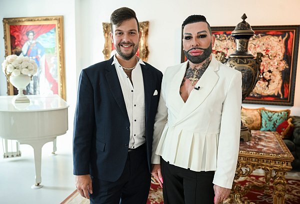 Der Modedesigner Harald Glööckler und der CDU-Politiker Marc-Eric Lehmann zeigten sich eine Zeit lang öffentlich vertraut. (Archivbild) - © Jens Kalaene/dpa
