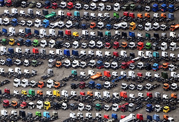 Der Absatz von Mercedes-Benz Trucks ist zuletzt gesunken. (Archivbild) - © Uli Deck/dpa