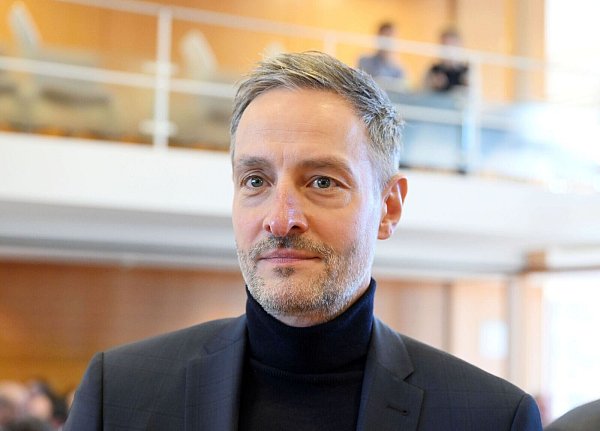 Werder Bremens Geschäftsführer Tarek Brauer fordert, dass der Bundesligist nicht allein auf den Polizeikosten sitzen bleibt. - © Uli Deck/dpa
