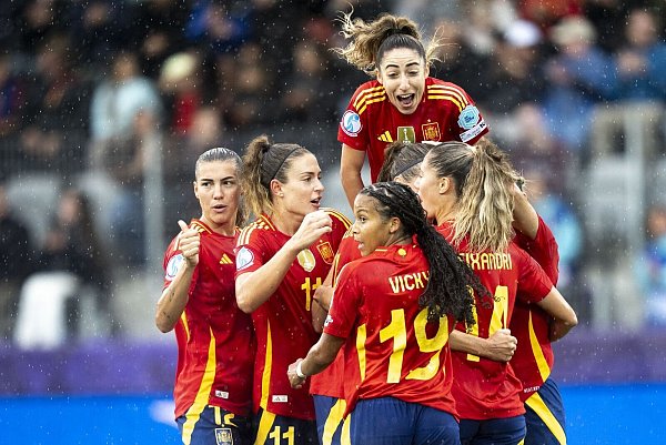 Spaniens Fußballerinnen sind bei der EM bislang obenauf. - © Til Buergy/KEYSTONE/dpa