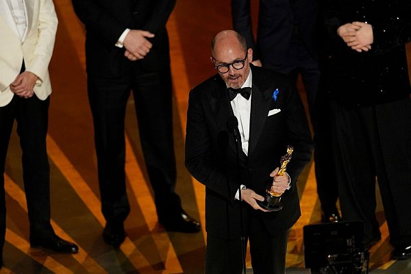 Regisseur Edward Berger nimmt den Preis für «Im Westen nichts Neues» für den besten internationalen Spielfilm entgegen. - © Chris Pizzello/Invision/AP