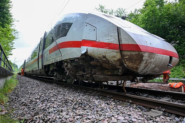 Zwei Waggons eines ICE sind im baden-württembergischen Schwäbisch Gmünd entgleist. - © Marius Bulling/dpa
