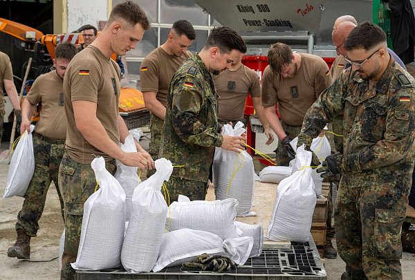 Der Landkreis Dillingen hat die Bundeswehr zur Unterstützung beim Kampf gegen das Hochwasser angefordert. - © Stefan Puchner/dpa