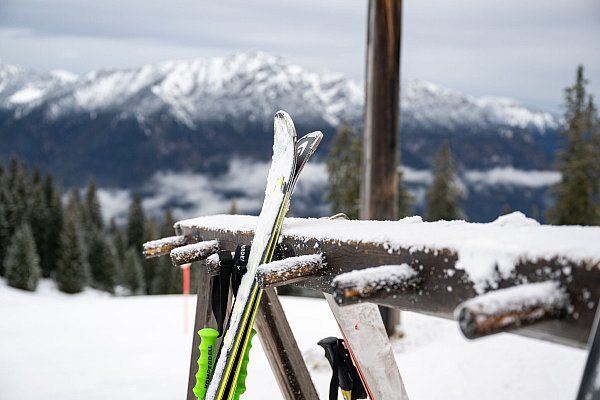 Wer keine überlaufenen Skigebiete mag, sollte nach Reiseterminen Mitte Januar oder im März schauen. - © Benjamin Nolte/dpa-tmn
