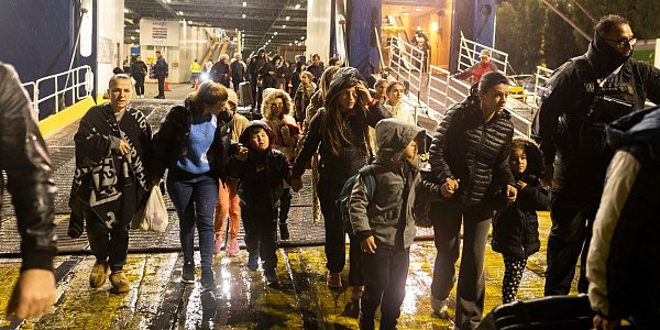 Exodus aus der Erdbebenzone: Menschen fliehen von Santorini. - © Socrates Baltagiannis/dpa