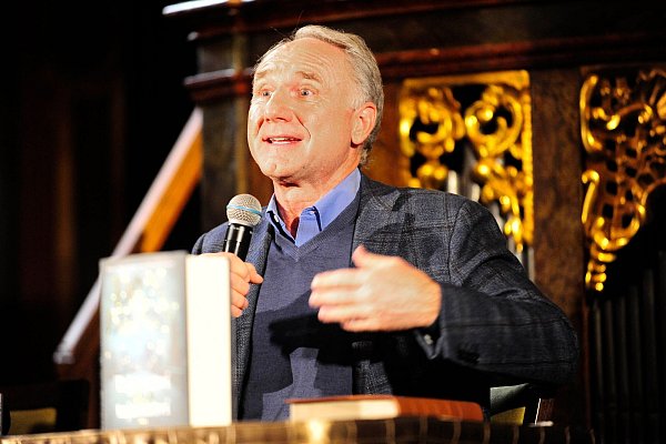 US-Erfolgsautor Dan Brown hat in der Spiegelkapelle des Clementinums, eines ehemaligen Jesuitenkollegs in Prag, seinen neuesten Thriller «The Secret of Secrets» vorgestellt. - © Michael Heitmann/dpa
