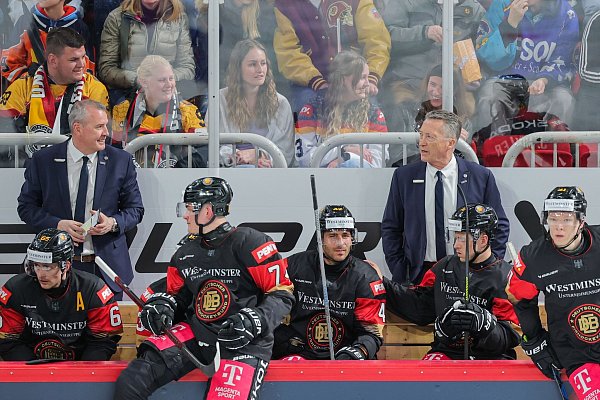 Gemeinsam mit Assistent Serge Aubin hat Bundestrainer Harold Kreis eine gute Atmosphäre geschaffen. - © Rolf Vennenbernd/dpa