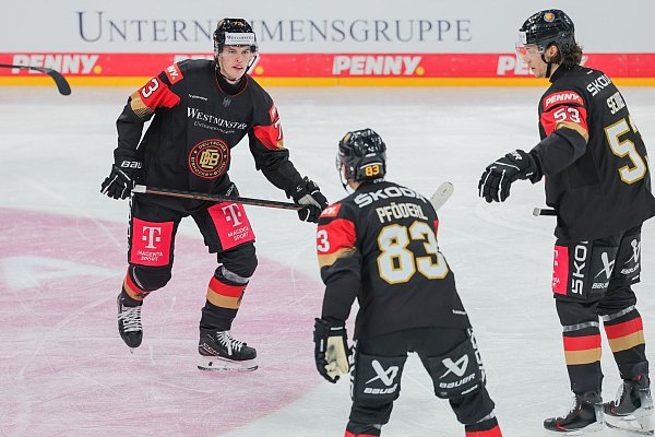Für Lukas Reichel (l) und Kapitän Moritz Seider (r) ist die Nationalmannschaft nach der NHL-Saison gesetzt. - © Rolf Vennenbernd/dpa