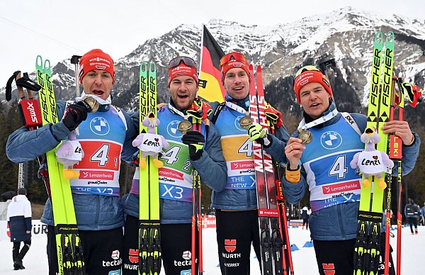 Nach fünf Jahren wieder eine Medaille: Die DSV-Männer mit Bronze. - © Martin Schutt/dpa